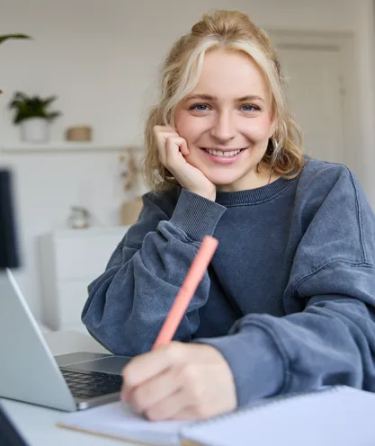 Student taking notes during an online lesson